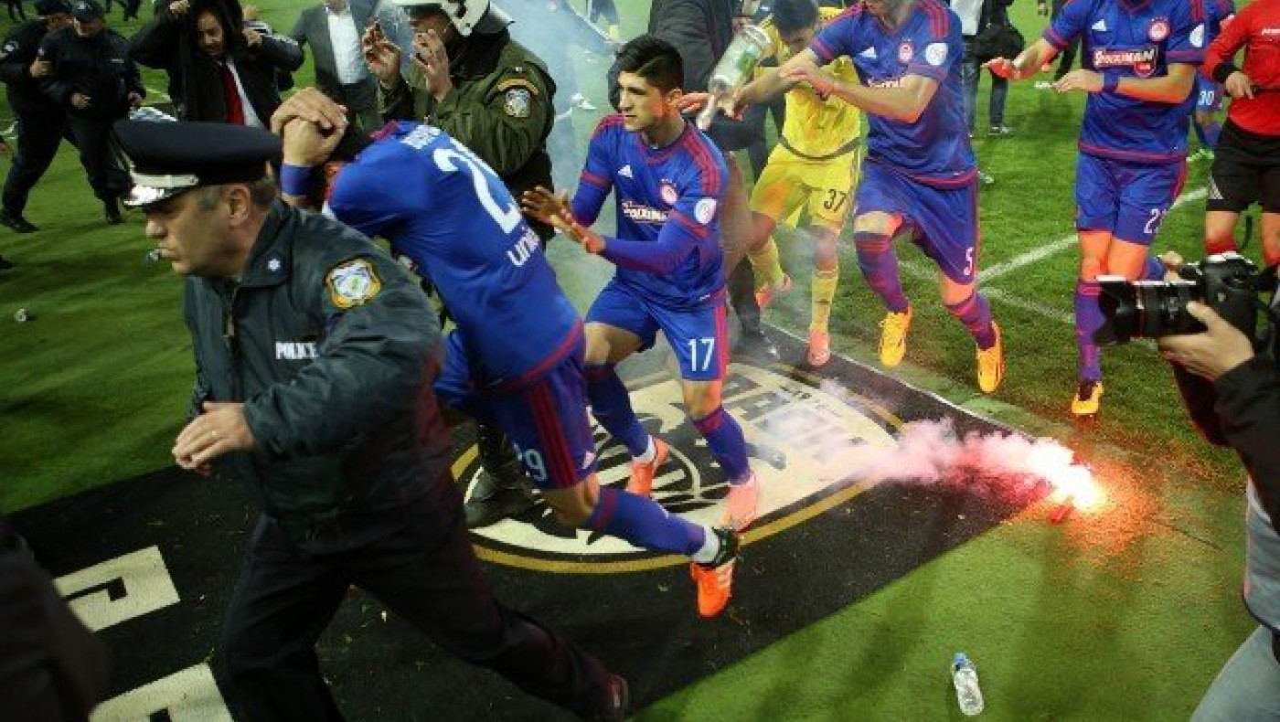 H... αποπνικτική αποχώρηση του Ολυμπιακού από την Τούμπα (vids)