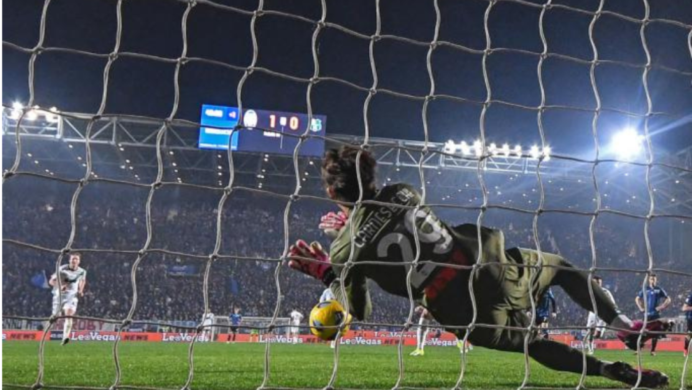 Επικός Καρνεζέκι: Έπιασε και την επανάληψη του πέναλτι Σασουόλο (vid)