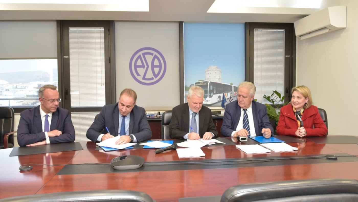 ΟΑΣΘ: Την άνοιξη στους δρόμους τα 110 ηλεκτρικά λεωφορεία-Υπογράφηκε η σύμβαση για τους σταθμούς φόρτισης