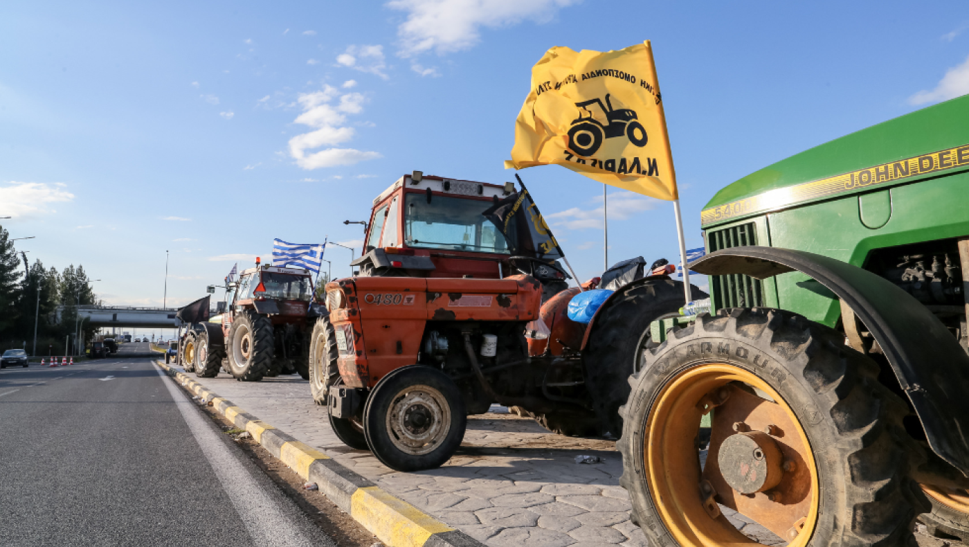 Αγρότες από τα μπλόκα της Μακεδονίας φορτώνουν τα τρακτέρ πάνω σε πλατφόρμες και κατευθύνονται στην Αθήνα