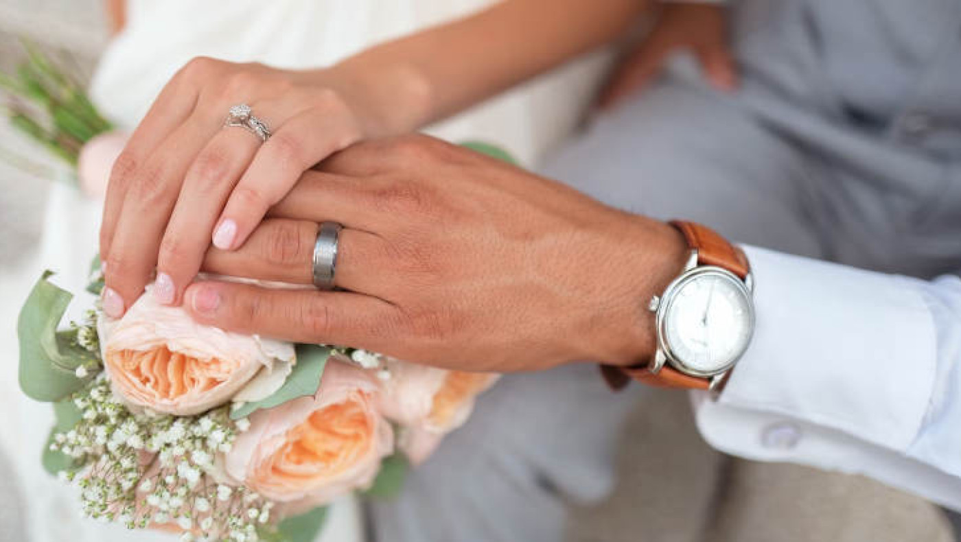 Μέλλουσα νύφη έπιασε την πεθερά της να… θηλάζει τον γαμπρό!