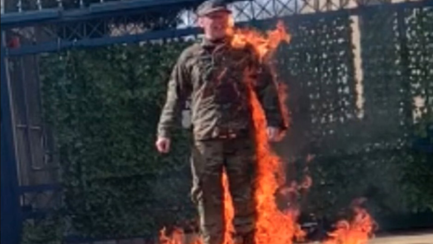 Ουάσιγκτον: Στρατιωτικός των ΗΠΑ αυτοπυρπολήθηκε έξω από την πρεσβεία του Ισραήλ