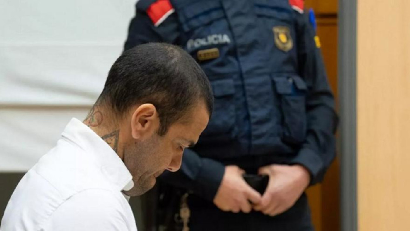 Ντάνι Άλβες: Βανδάλισαν το άγαλμά του στη Βραζιλία και το αφαίρεσαν!