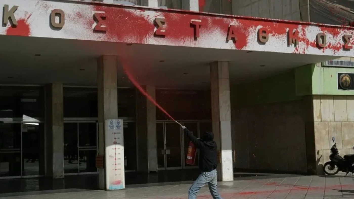 Θεσσαλονίκη: Διαμαρτυρία με κόκκινες μπογιές στον Σιδηροδρομικό Σταθμό για τον έναν χρόνο από το δυστύχημα των Τεμπών