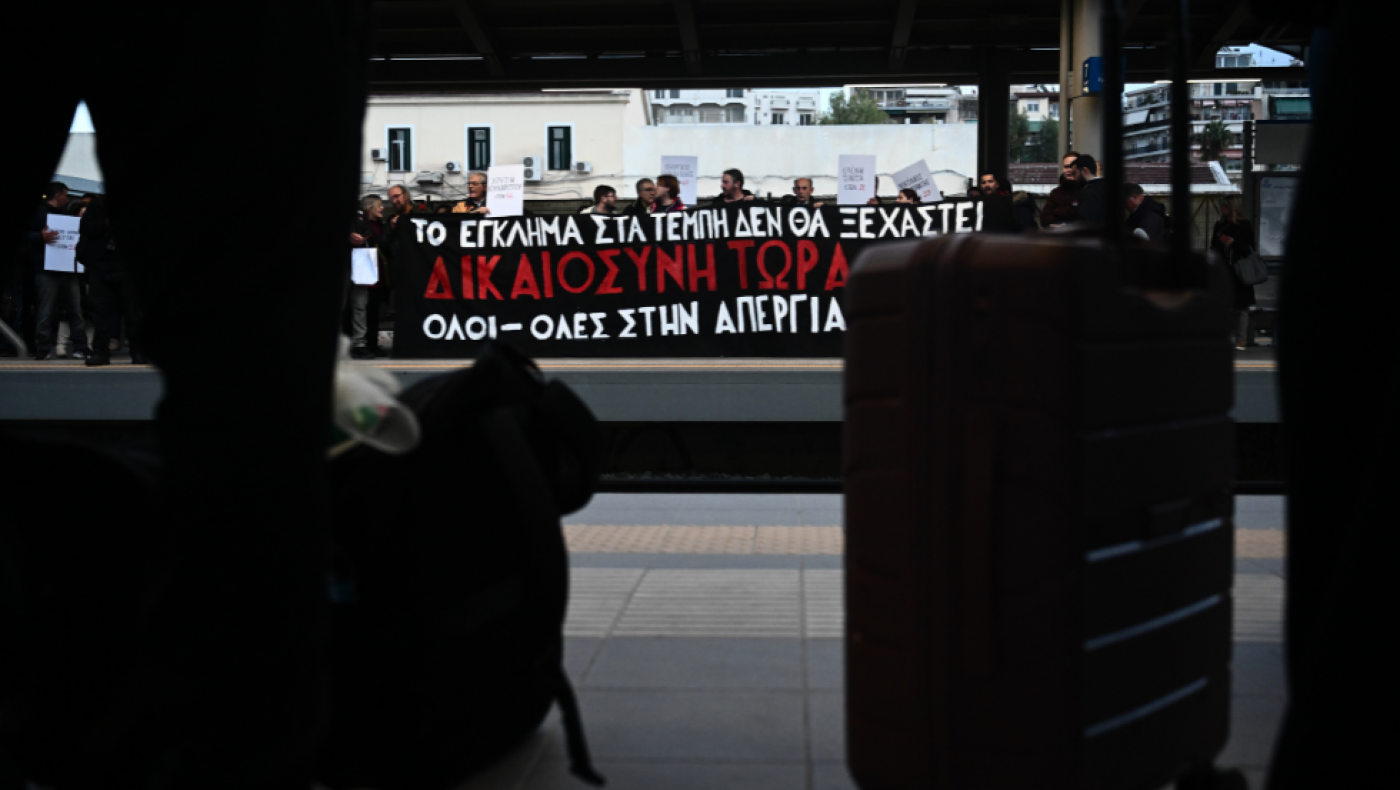 Τέμπη: Τραγικές φιγούρες οι γονείς των παιδιών στο σημείο του δυστυχήματος