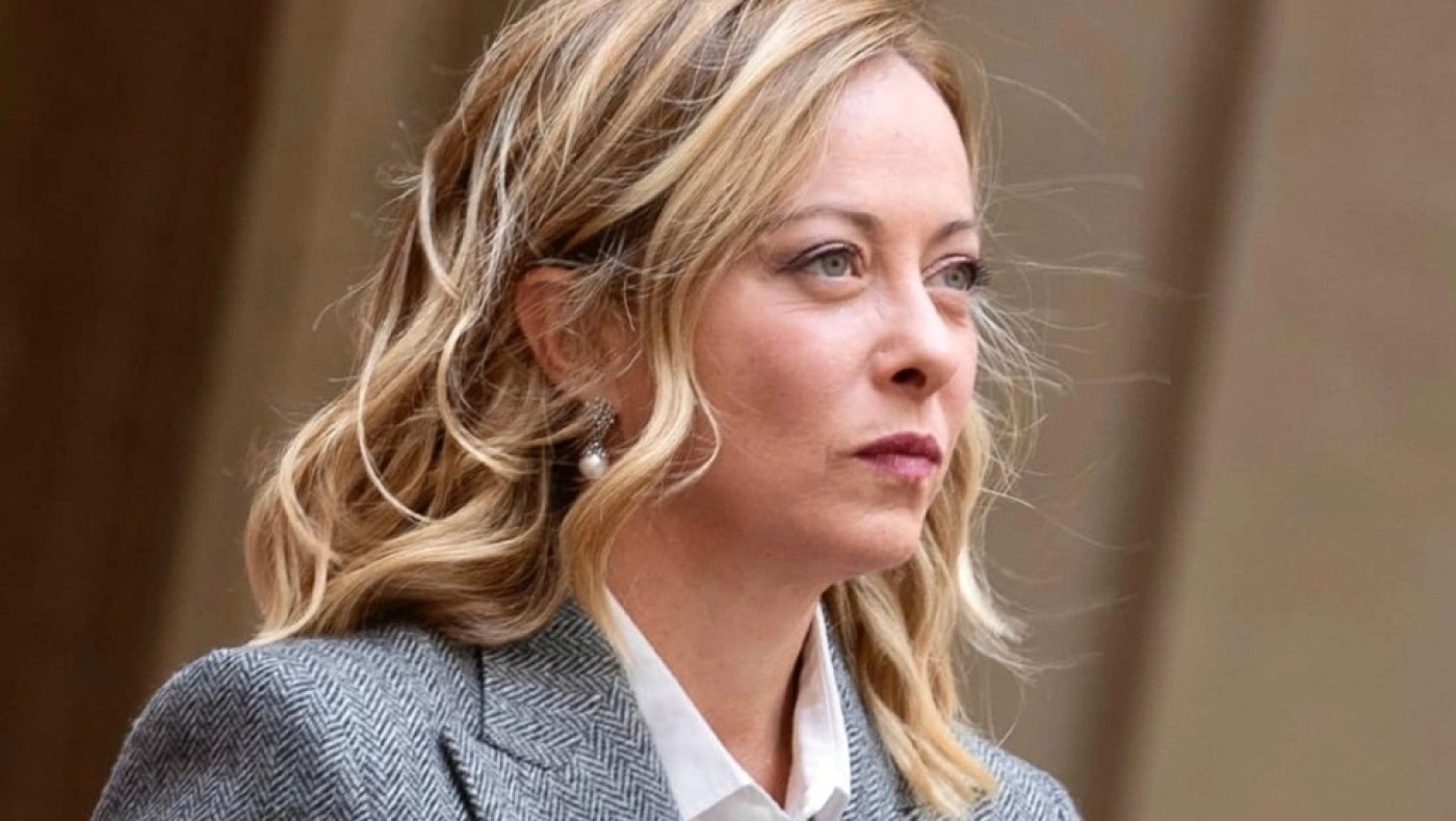 Ιταλία: Η Μελόνι απαγορεύει στα ομόφυλα ζευγάρια να γίνουν γονείς