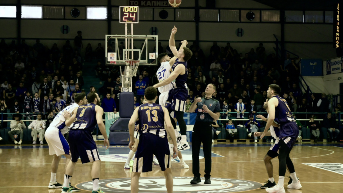 Πανό για την τραγωδία των Τεμπών στο Ιβανώφειο