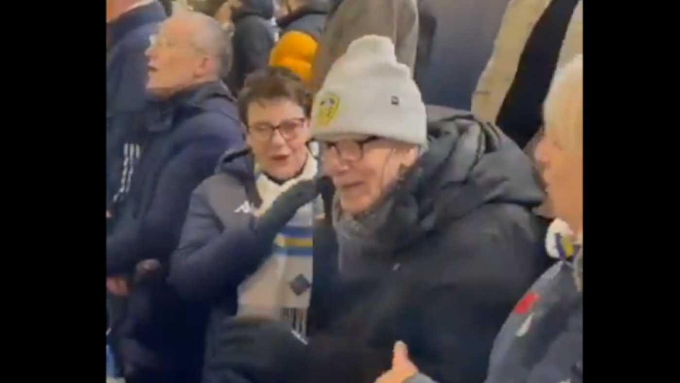 «Αναστήθηκε» 98χρονος οπαδός της ΛΙντς με άνοια, ακούγοντας τον ύμνο