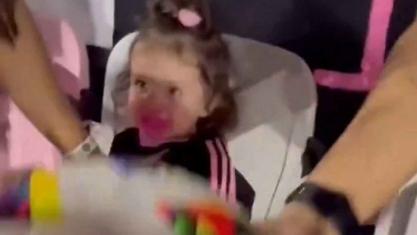 Επική αντίδραση πατέρα όταν εκτέλεση φάουλ του Μέσι χτύπησε την κόρη του στην κερκίδα (vid)