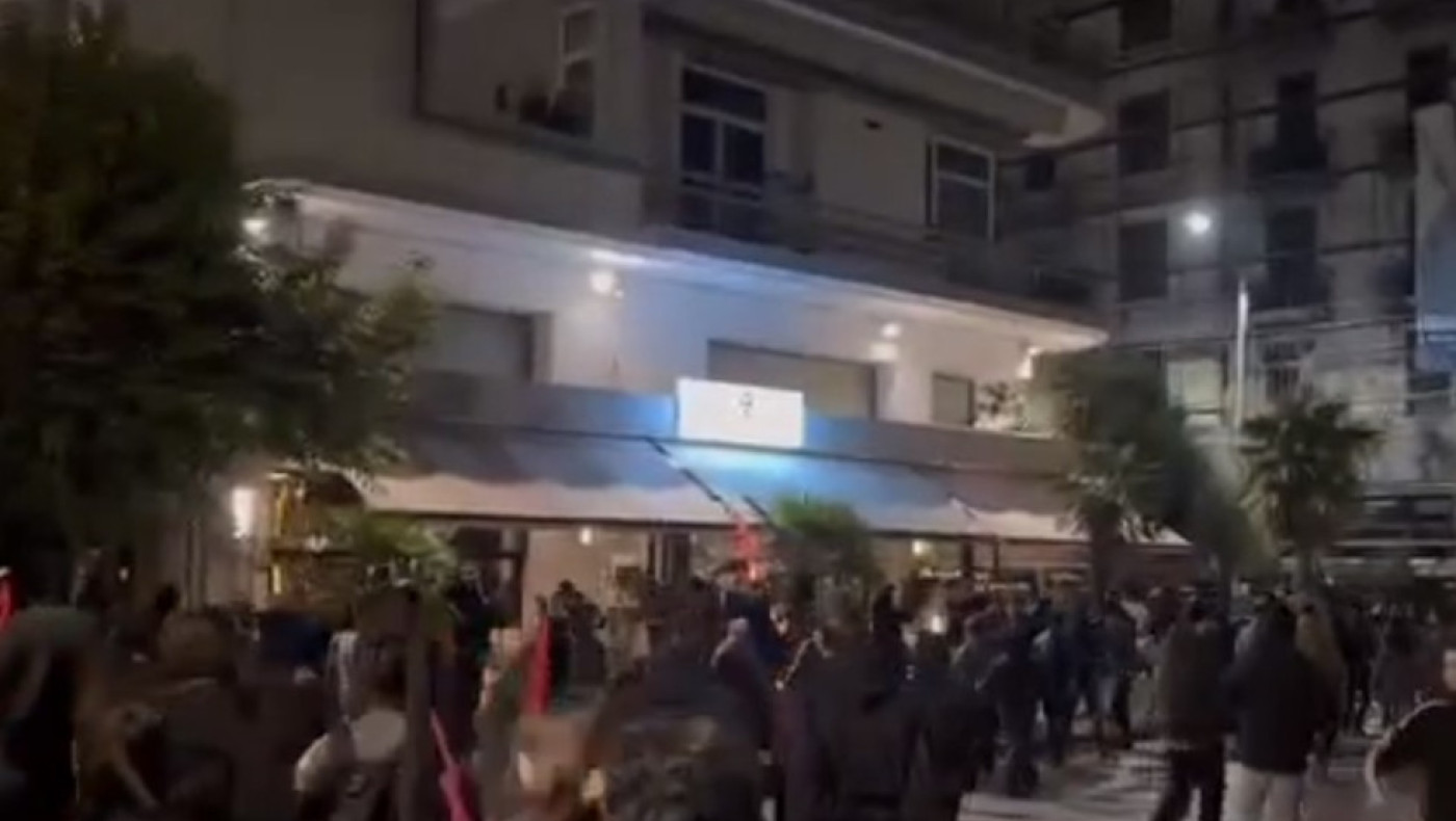 Θεσσαλονίκη: Διαδηλωτές έσπασαν το Αχίλλειον στη Λεωφόρο Νίκης