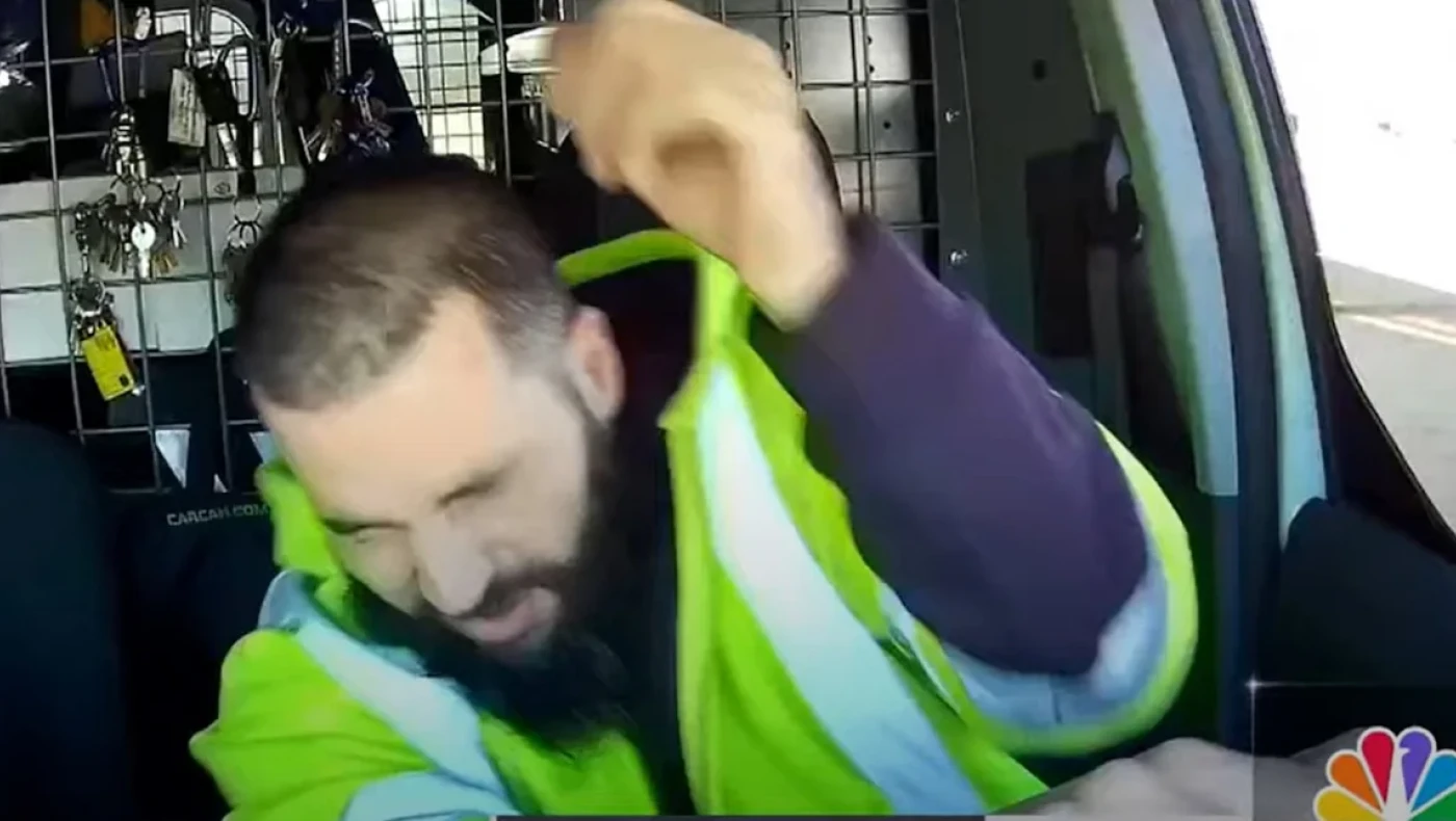 Βίντεο-σοκ: Αστυνομικός στις ΗΠΑ εκτός υπηρεσίας γρονθοκόπησε άνδρα επειδή του κόρναρε