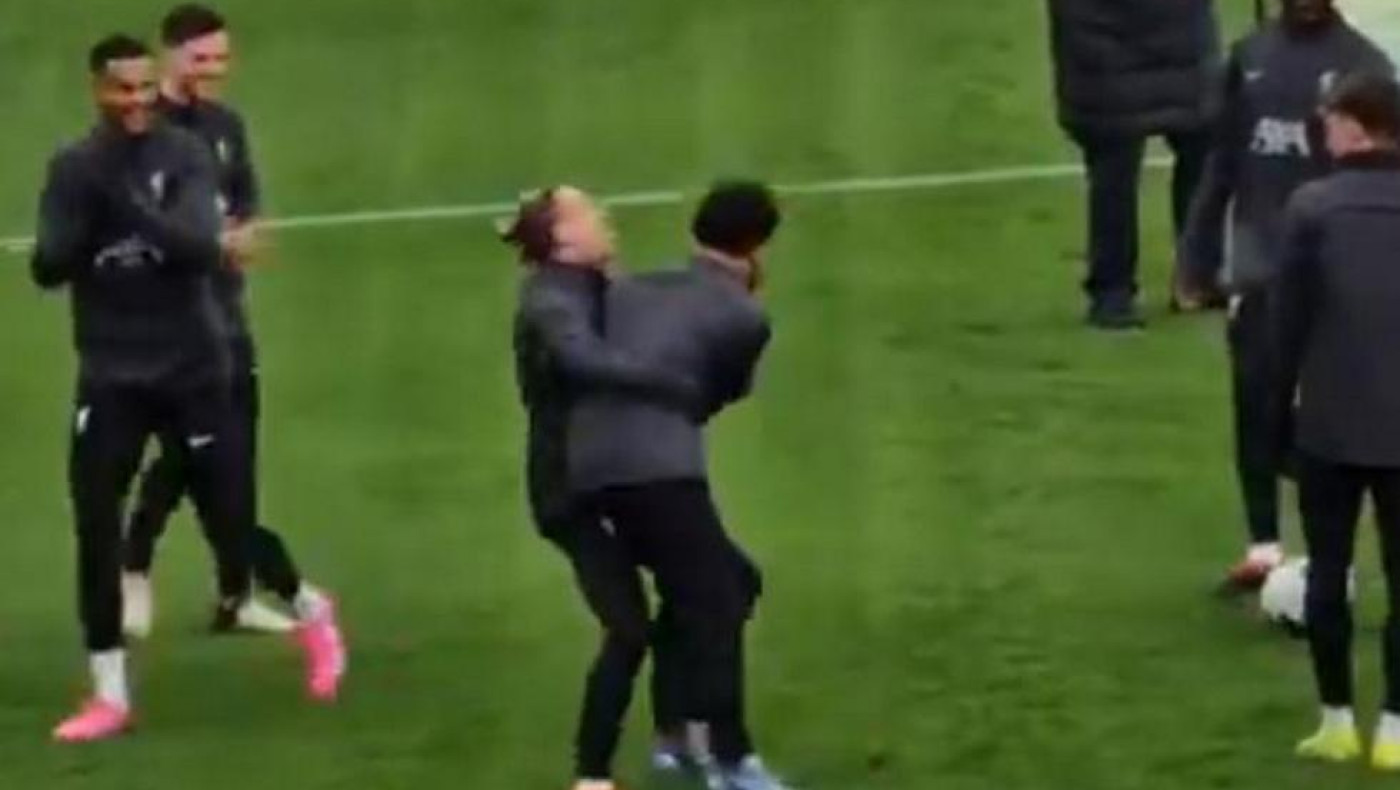 Ο Τσιμίκας έκανε «ποδιά» στον Σαλάχ και άρχισε την καζούρα