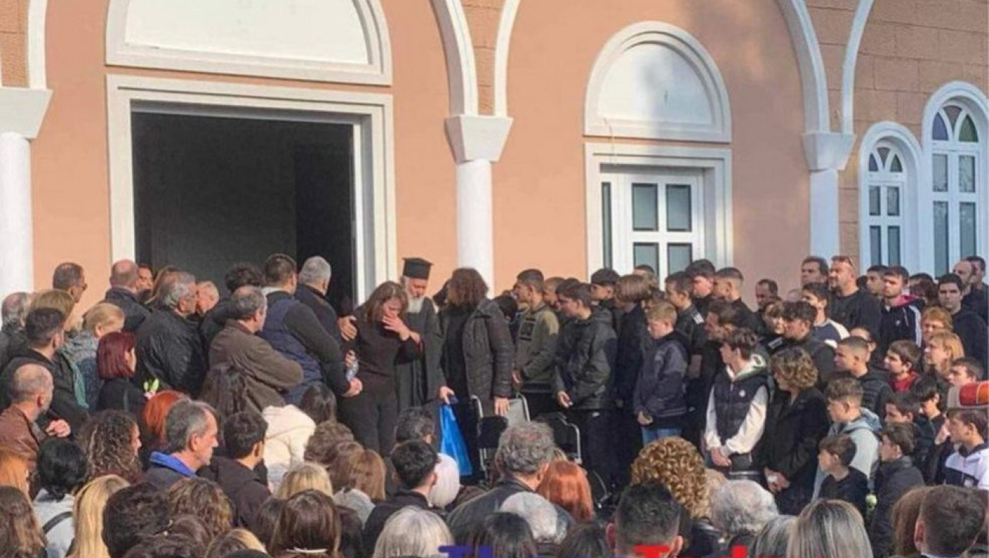 Αλεξανδρούπολη: Με τον «δικέφαλο» στο στήθος κηδεύτηκε ο 14χρονος Γιάννης