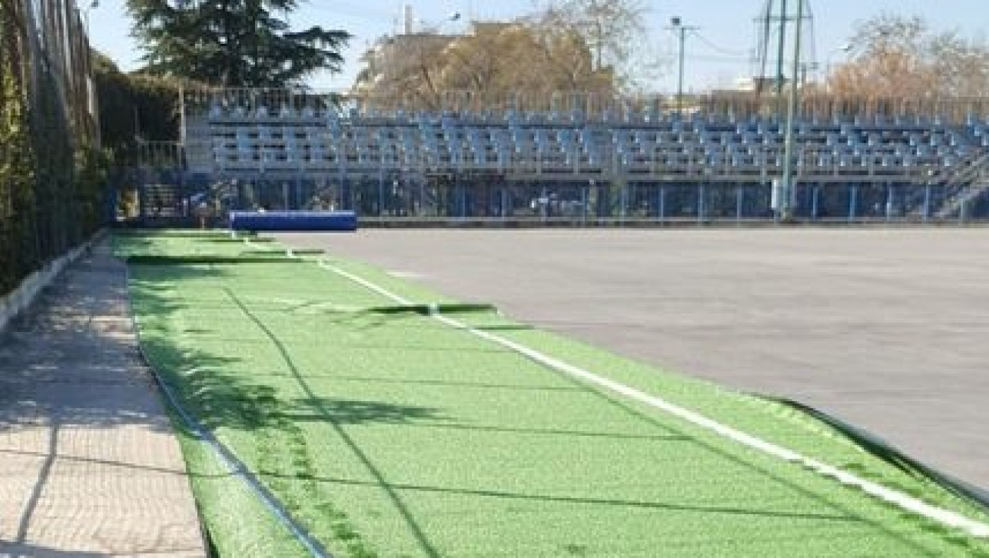 Τοποθετείται ο πλαστικός τάπητας στο Μαρόκο (αθλητικό πάρκο Ευόσμου)