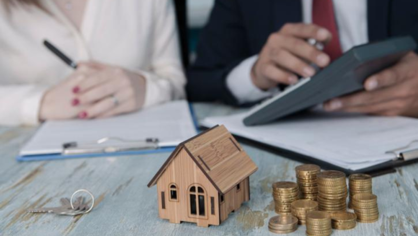 Ξεκινούν αυστηροί έλεγχοι της εφορίας: «Κόκκινο πανί» οι αγοραπωλησίες ακινήτων και επιστροφές φόρων