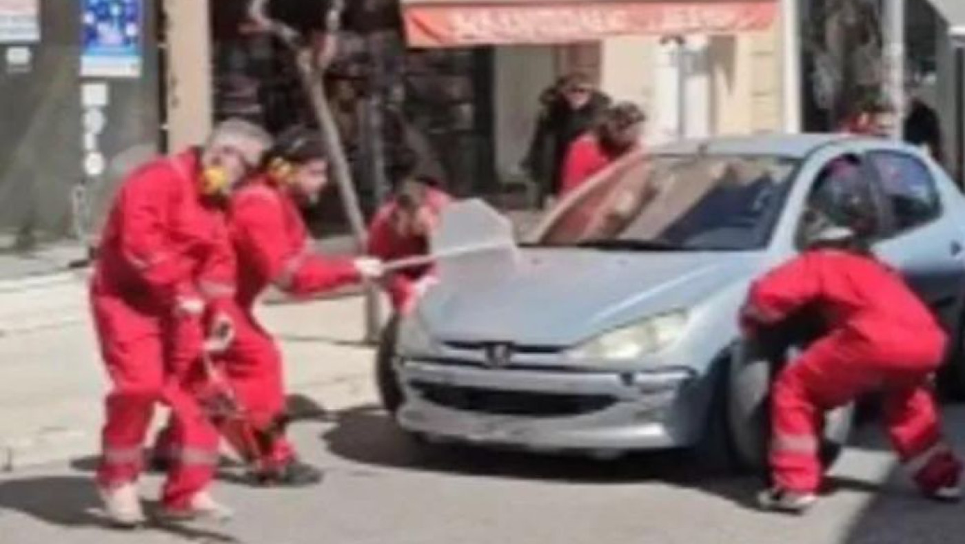 Καρναβαλιστές ντύθηκαν μηχανικοί Ferrari και έκαναν pit-stop σε ΙΧ στον δρόμο