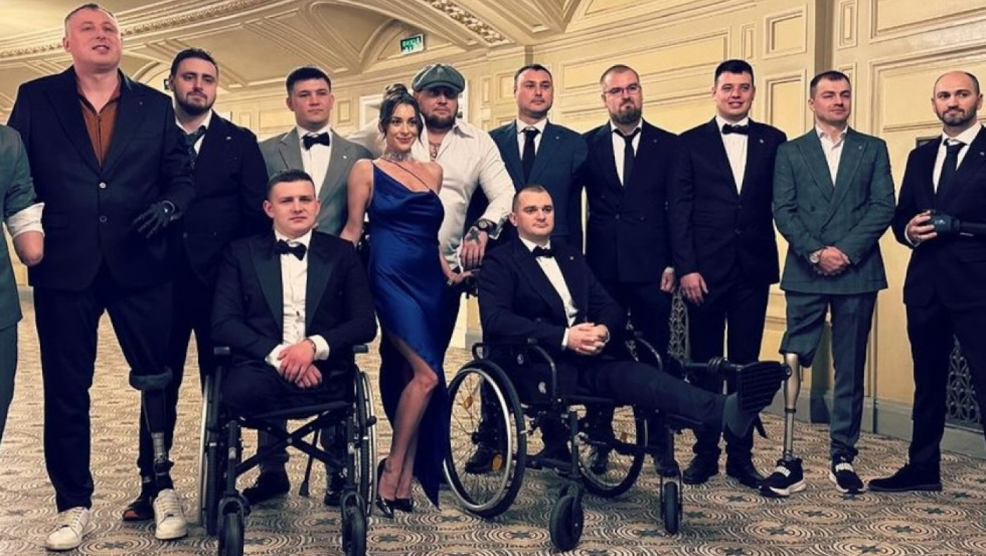 Ουκρανή πορνοστάρ φωτογραφήθηκε με βετεράνους του πολέμου