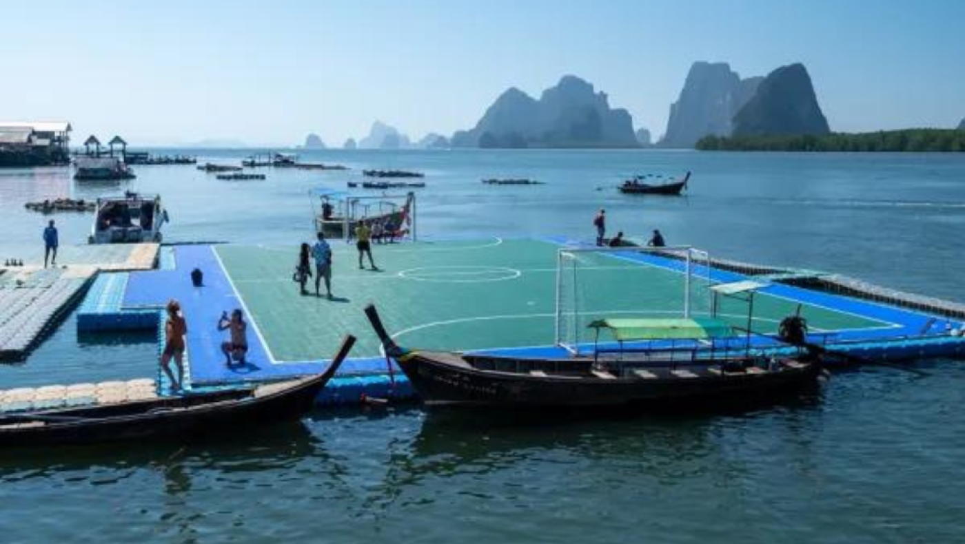 Γήπεδο ποδοσφαίρου που επιπλέει στη θάλασσα - Η μοναδική «ποδοσφαιρική Βενετία»