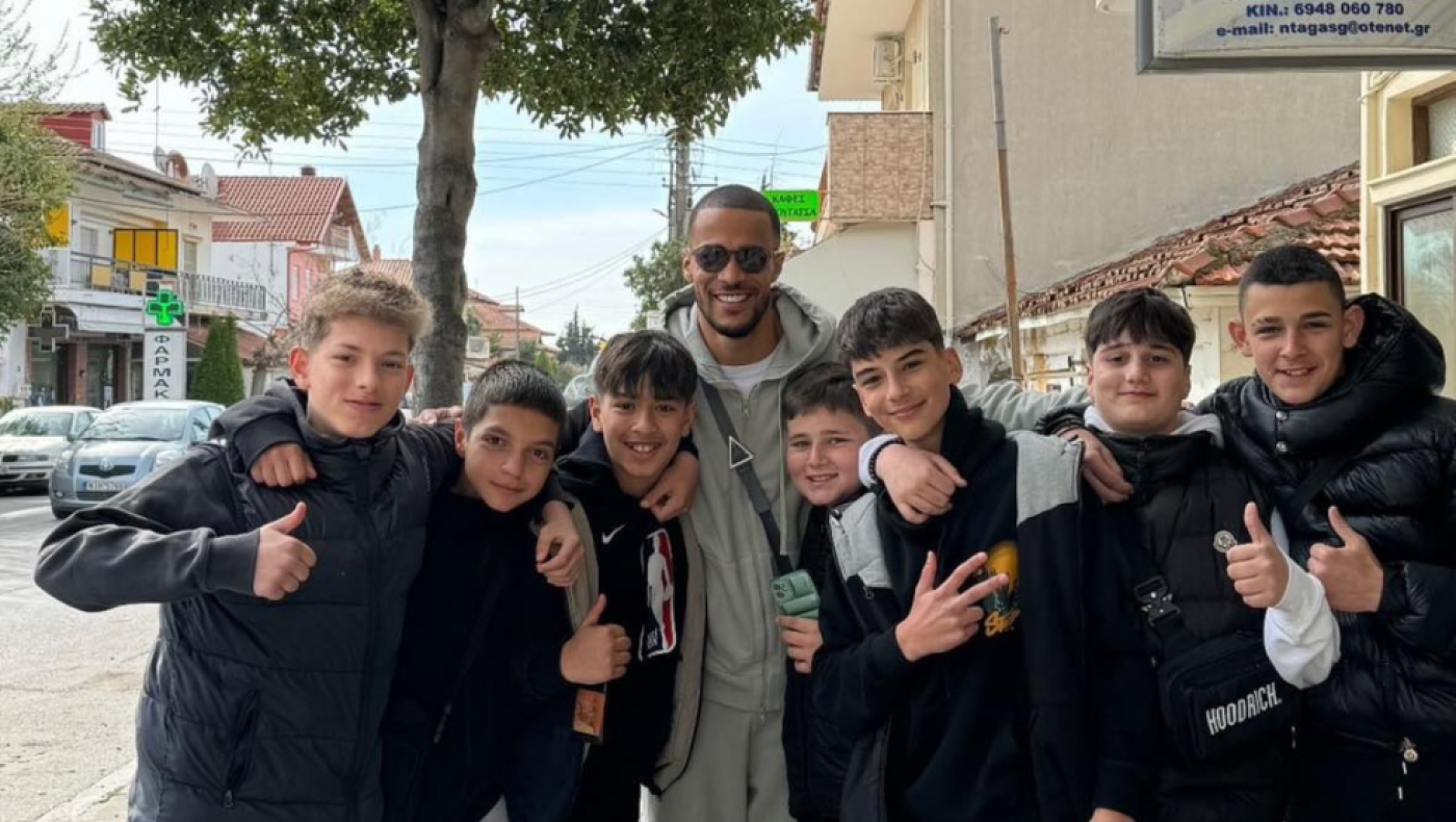 Η... «ασπρόμαυρη» καλημέρα του Έκονγκ με φίλους του ΠΑΟΚ!