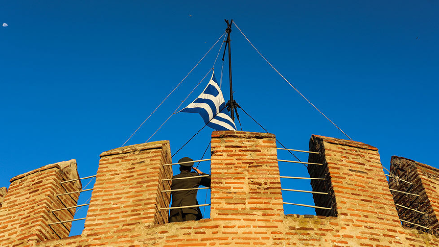 25η Μαρτίου: Με κάθε επισημότητα η έπαρση της σημαίας στον Λευκό Πύργο (vid)