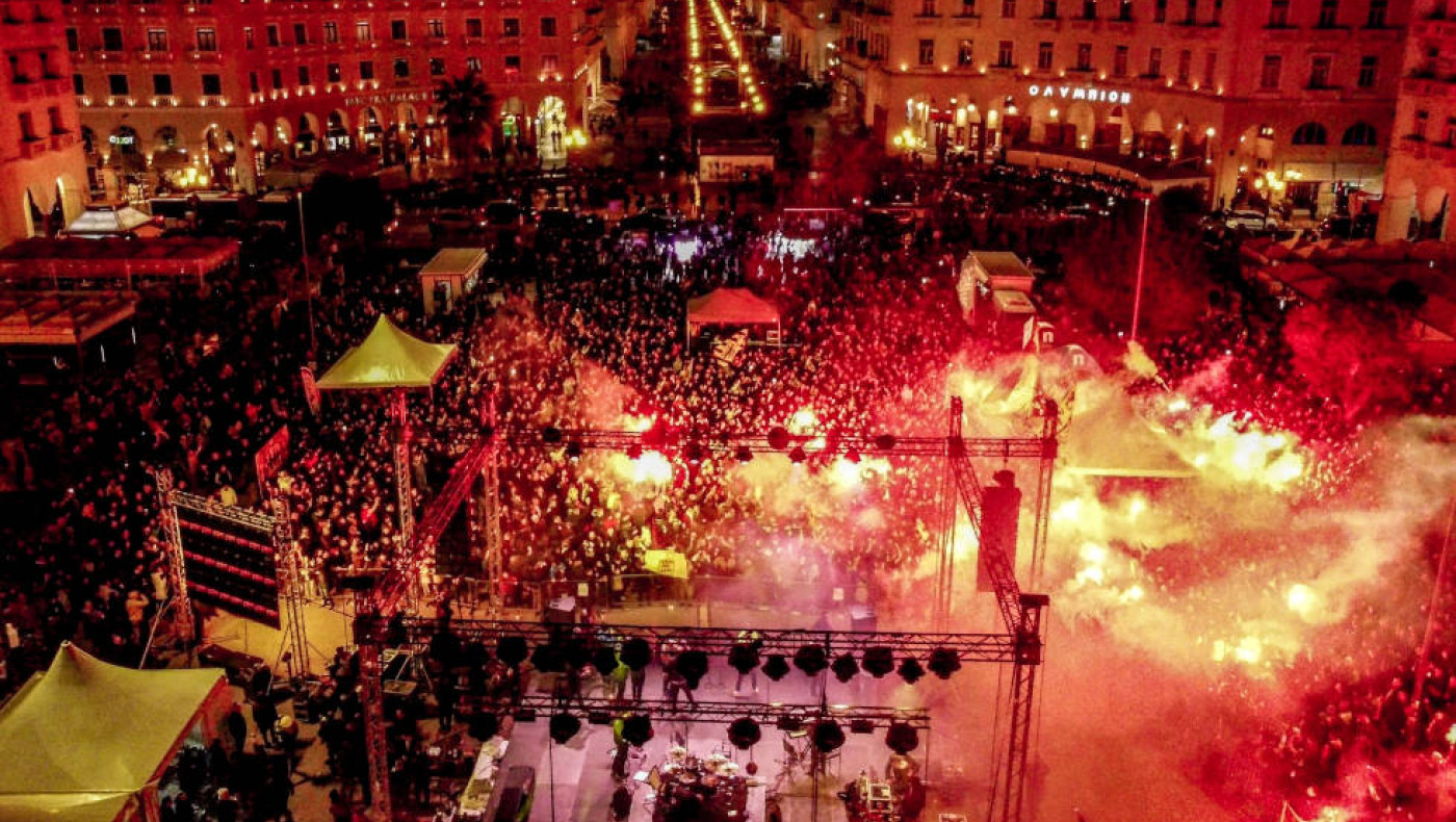 Άρης: Ατελείωτο γλέντι στην Αριστοτέλους-«Xρόνια πολλά αγάπη μου γλυκιά» (vid)