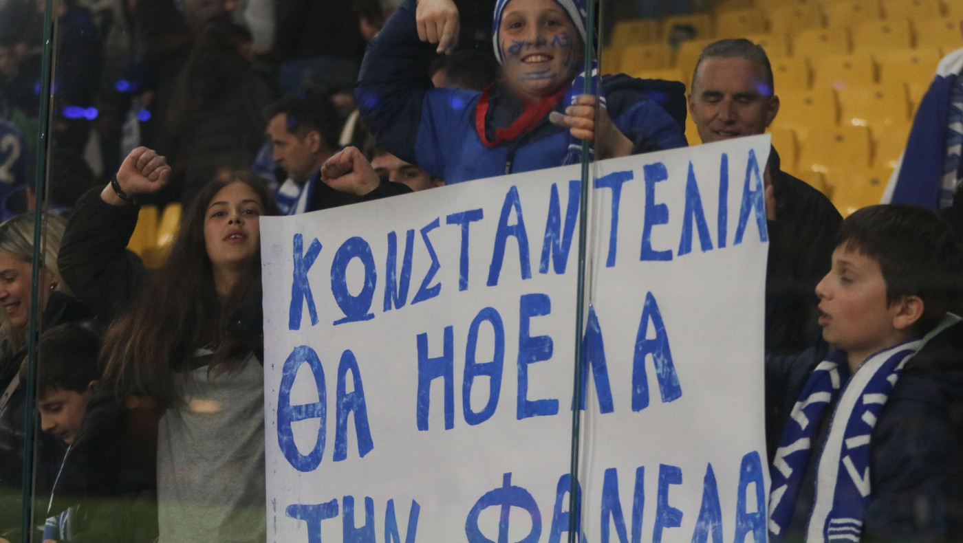 Αποθέωση για Κωνσταντέλια από φιλάθλους της Εθνικής