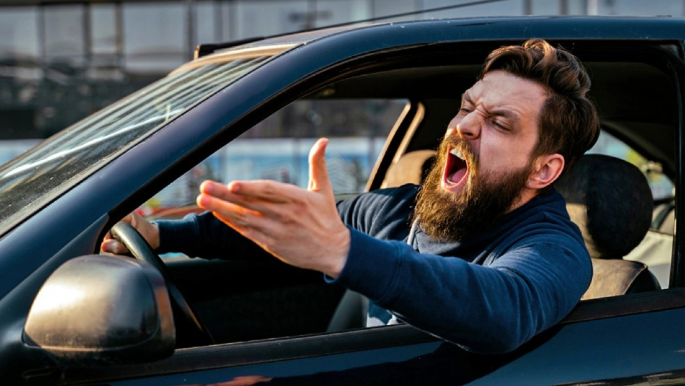 Γιατί πλέον βρίζουμε περισσότερο; Οι βρισιές της Gen Z και η επιρροή τους σε μυαλό, σώμα και σχέσεις