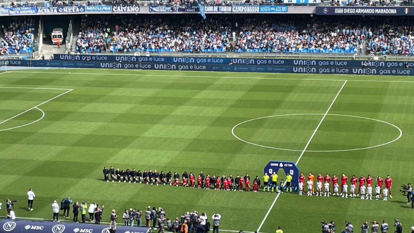 Γονατιστοί οι παίκτες: Η Νάπολι λέει «όχι στο ρατσισμό», για να υποστηρίξει τον Ζουάν Ζεσούς