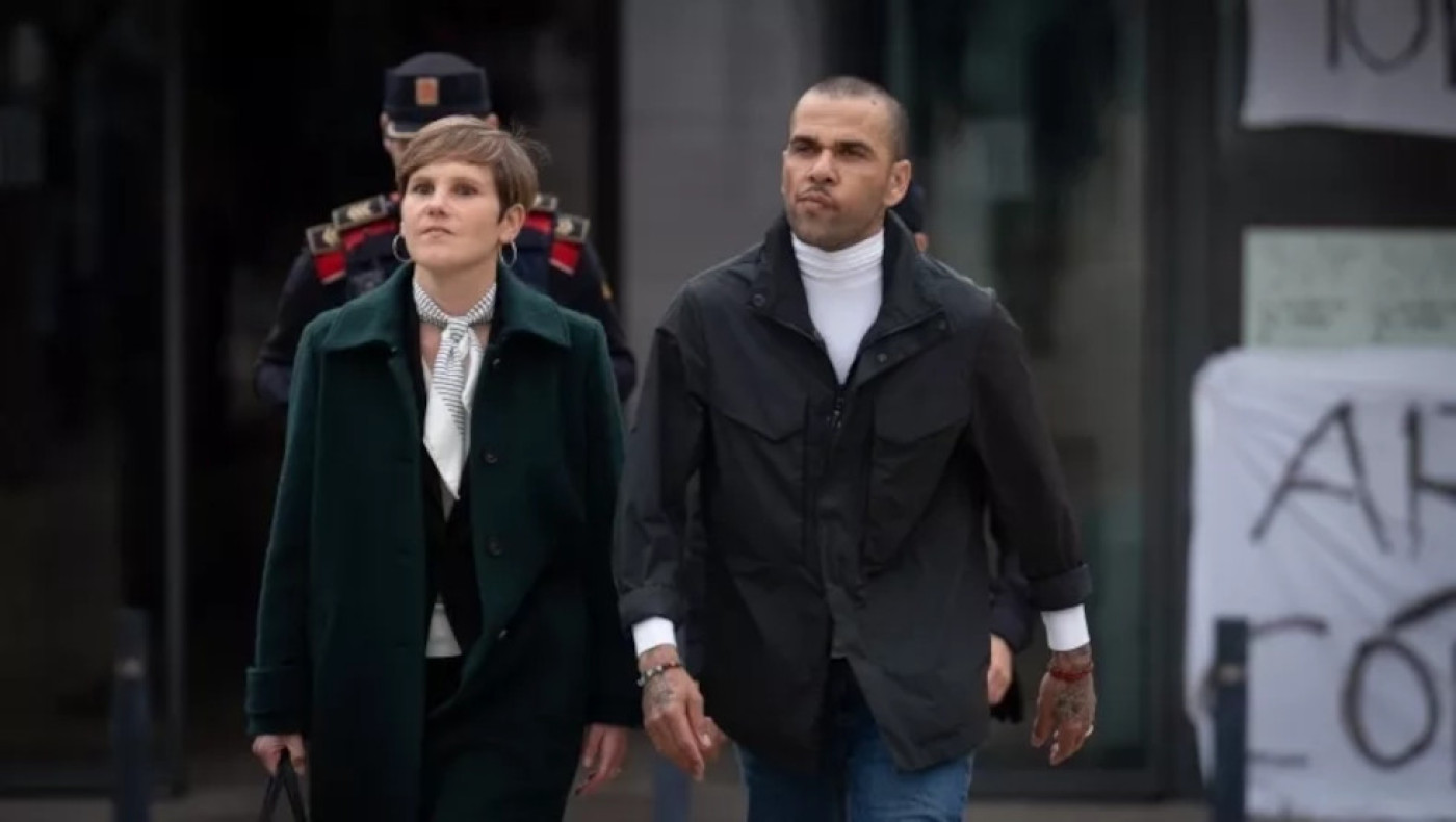 Οργή για Ντάνι Άλβες στη Βαρκελώνη: Έχεις αρκετά λεφτά για να βιάζεις;