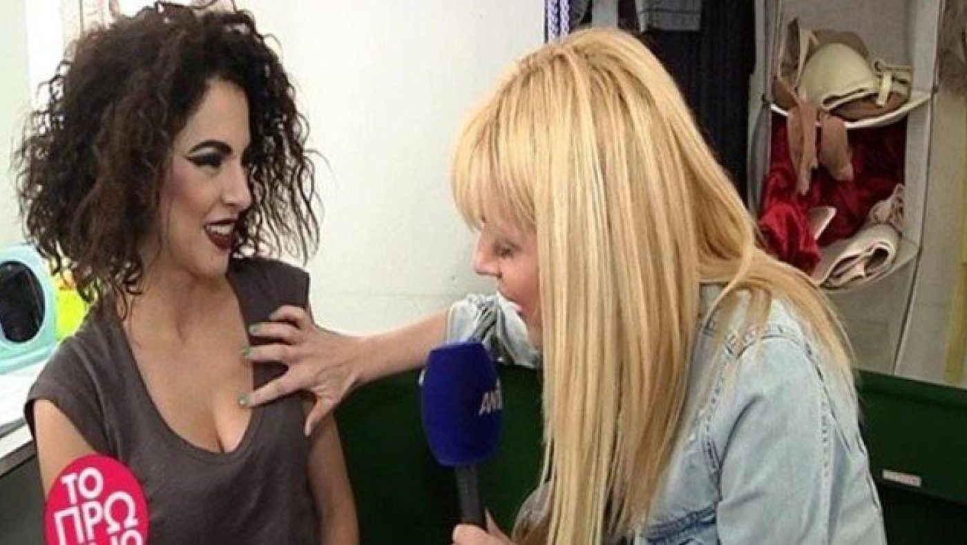 Η Σάσα Σταμάτη έπιασε το στήθος της Μαρίας Σολωμού στον «αέρα» (video)