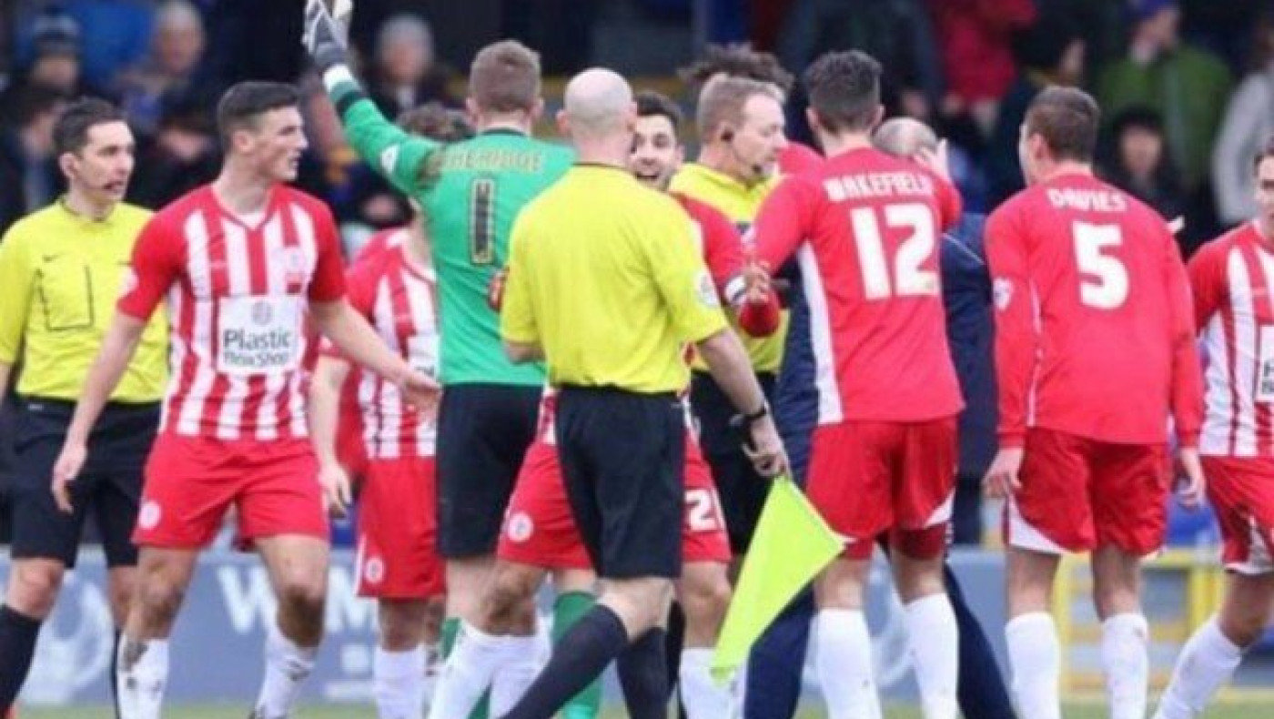 Σφύριξε τη λήξη δευτερόλεπτα πριν το γκολ και έγινε χαμός! (video)