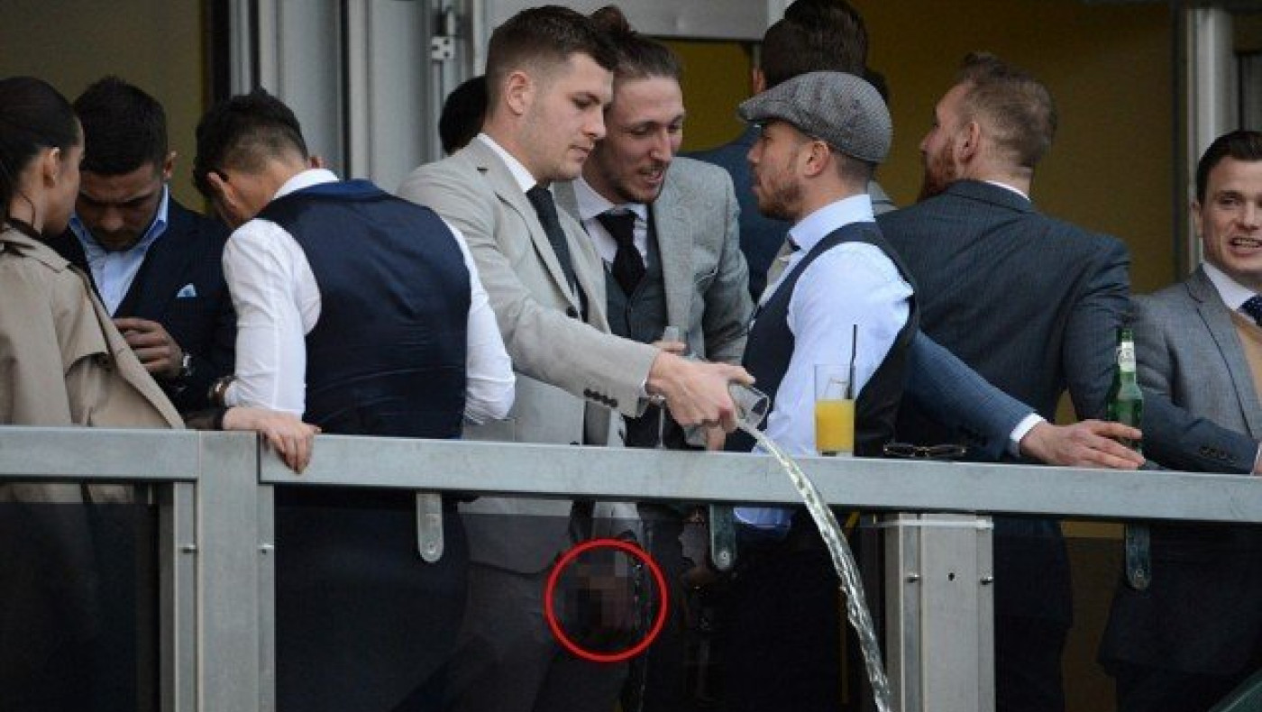 Ποδοσφαιριστές ούρησαν σε ποτήρια και τα έριξαν στους θεατές! (pics)