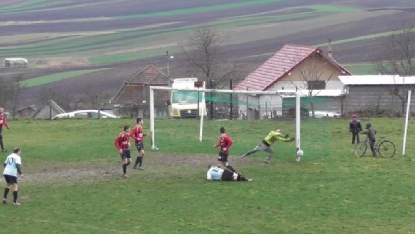 Απίστευτο! Μέτρησε γκολ ενώ η μπάλα βγήκε άουτ! (videos)