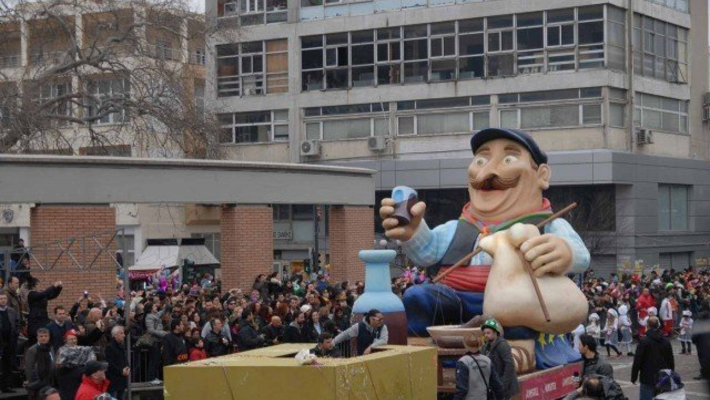 Γκρουπ από το Ωραιόκαστρο στην καρναβαλική παρέλαση της Ξάνθης