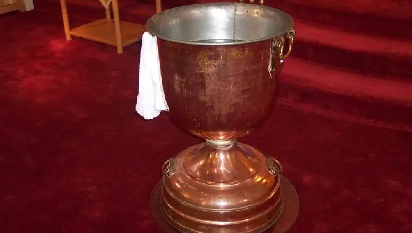 Κατερίνη: Ρομά έκλεψαν κολυμπήθρα και μανουάλια από εκκλησάκι