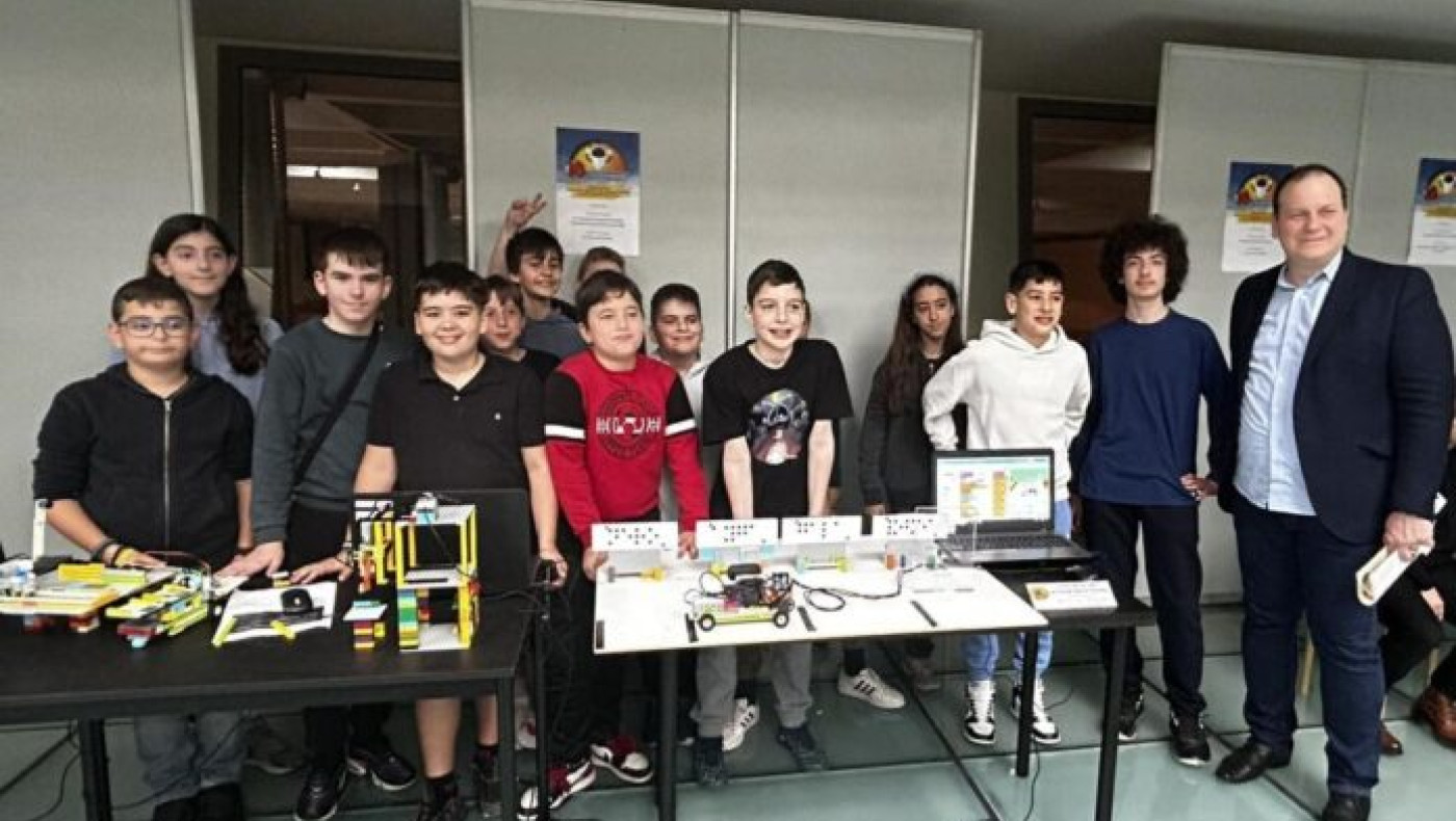 Θεσσαλονίκη: Μαθητές κατασκεύασαν ρομπότ-βοηθό για τυφλά άτομα