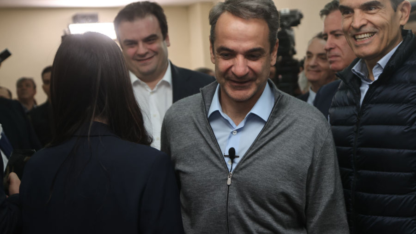 Θεσσαλονίκη: Βόλτα και καφές για τον Κυριάκο Μητσοτάκη - Ο διάλογος με μαθήτριες που τον συνάντησαν