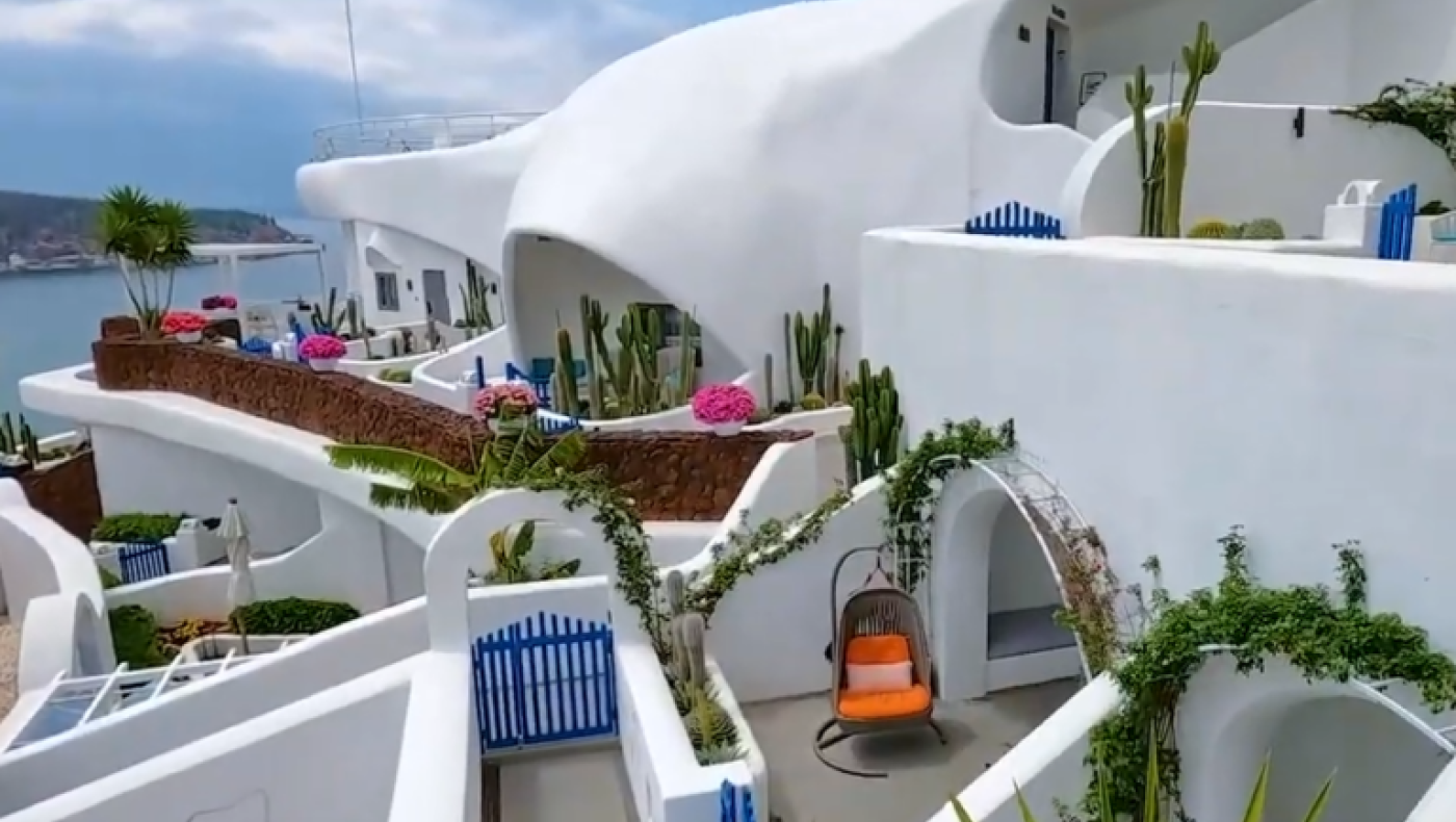 Μια μικρογραφία της Σαντορίνης στην «καρδιά» της Κίνας - Πού βρίσκεται και πόσο κόστισε η κατασκευή της