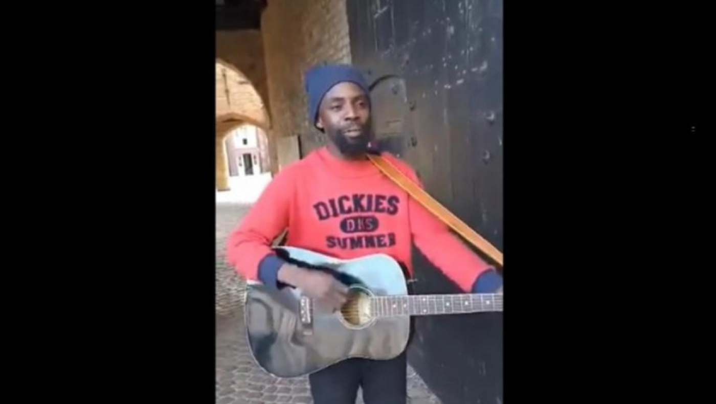 Οπαδοί τραγουδούν «ΠΑΟΚ Ολέ» με μουσικό του δρόμου στην Μπριζ