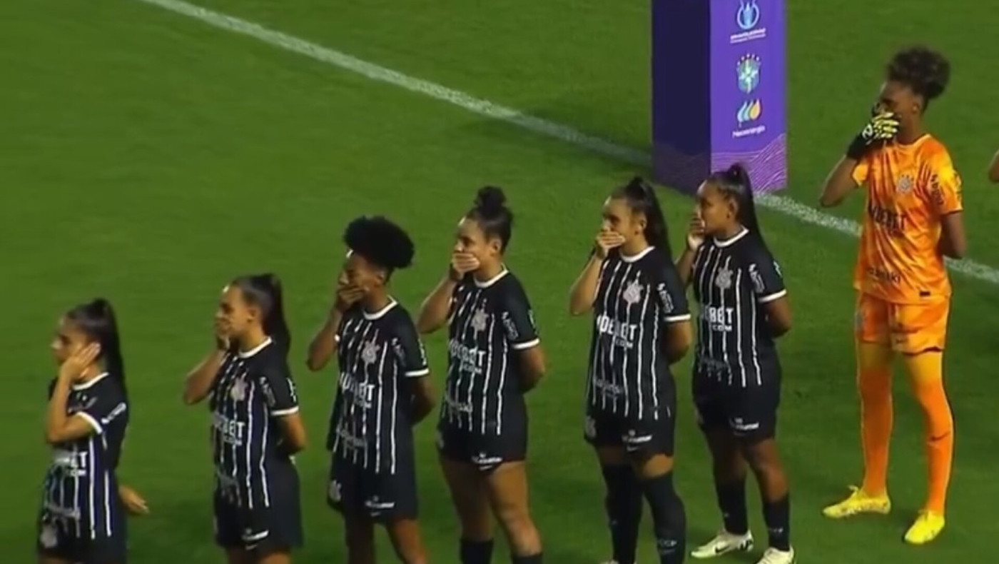 Βραζιλία: Ποδοσφαιρίστριες της Κορίνθιανς διαμαρτυρήθηκαν με κλειστά στόματα και αυτιά για τον προπονητή της Σάντος