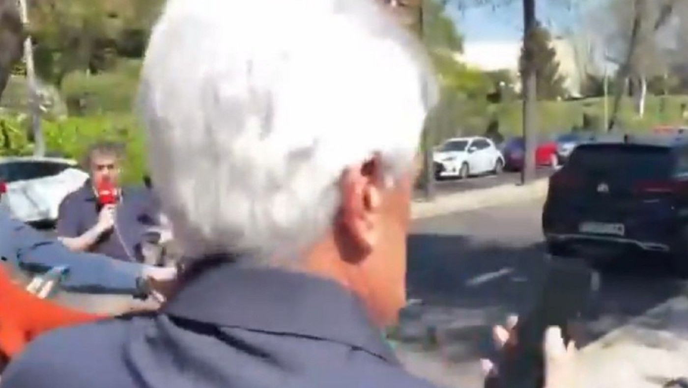 Πέδρο Ρότσα: Προσπάθησε να αποφύγει τους ρεπόρτερ αλλά χτύπησε το τηλέφωνο... που μιλούσε