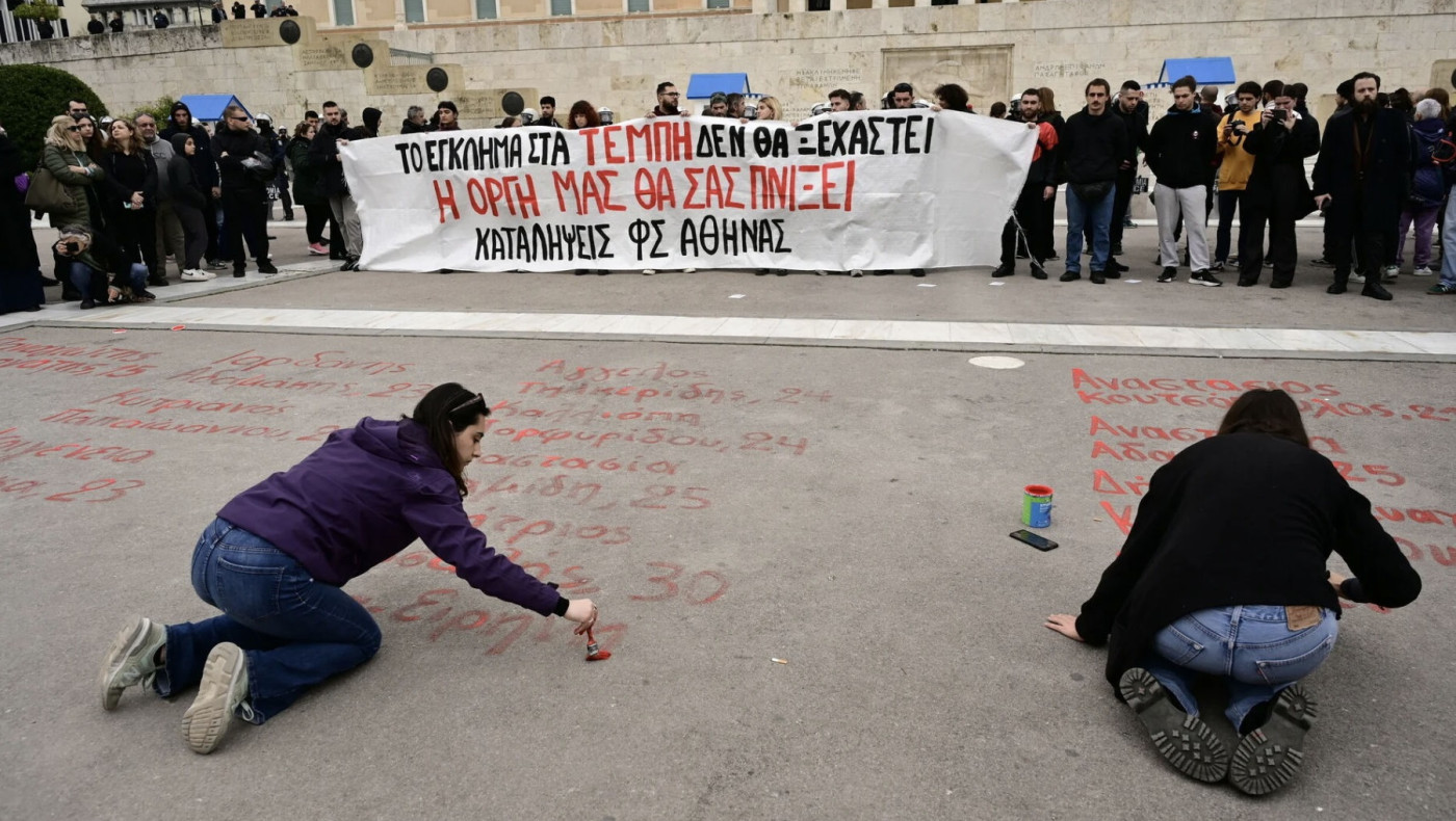 Τέμπη: «Τα ονόματα των θυμάτων θα μείνουν στη Βουλή μέχρι να φτιάξουμε το μνημείο»