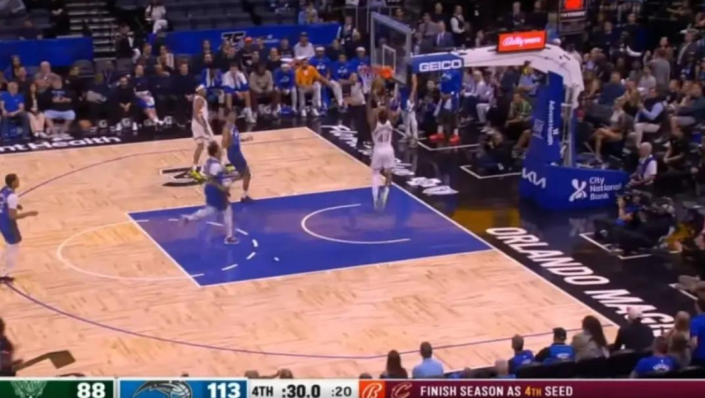 Ο Θ. Αντετοκούνμπο έχασε ελεύθερο κάρφωμα και ο πάγκος των Μάτζικ ξεκαρδίστηκε (vid)