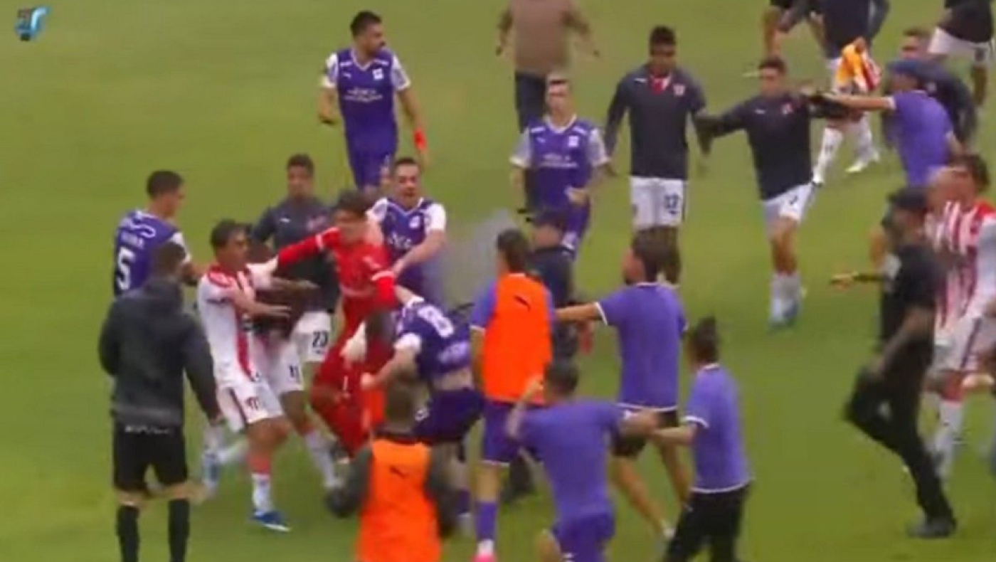 Απίστευτο ξύλο σε αγώνα της Ουρουγουάης, με... 9 αποβολές!