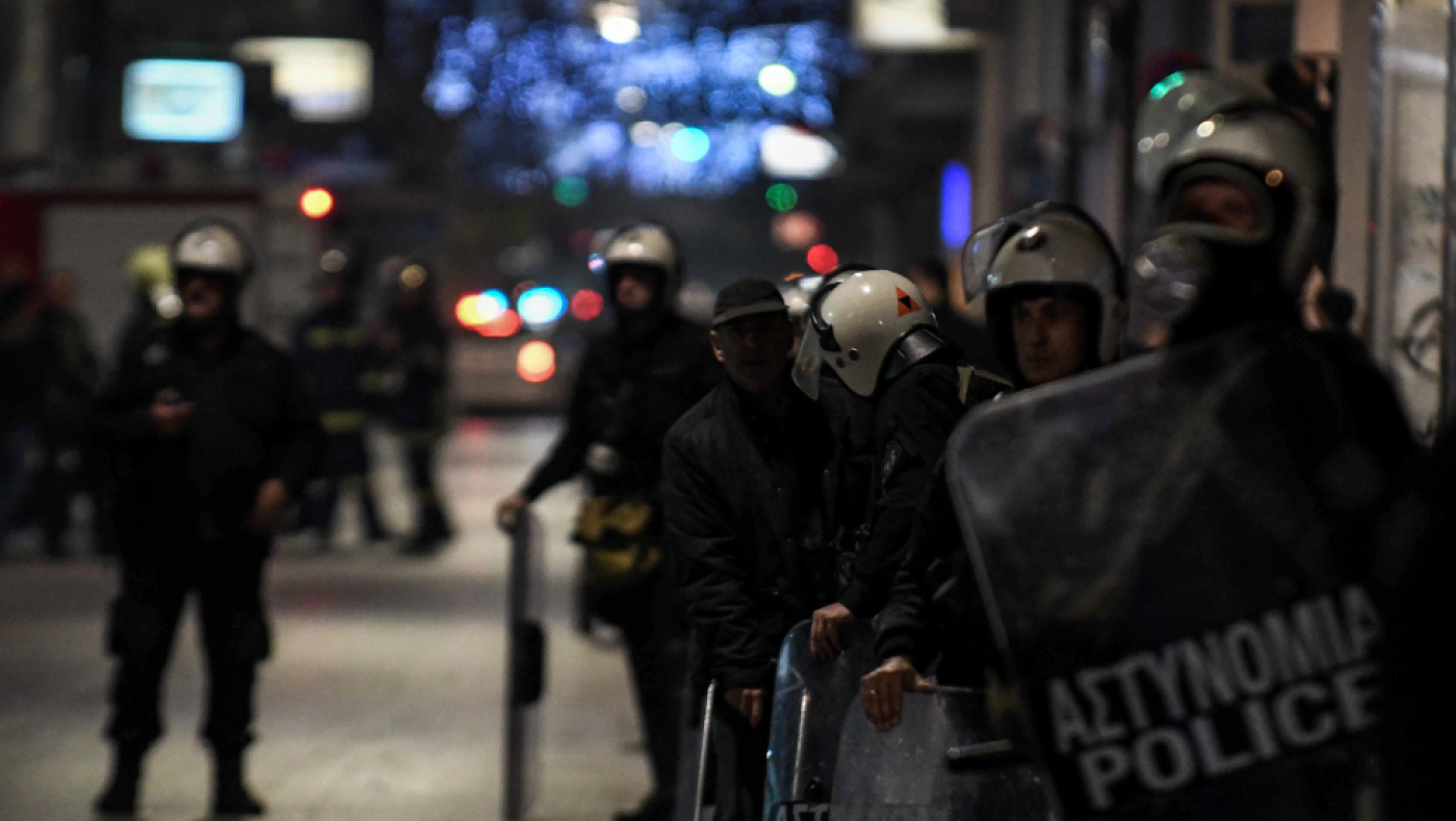 Εξάρχεια: 30 κουκουλοφόροι «άνοιξαν» πυρ με... μολοτόφ εναντίον της αστυνομίας