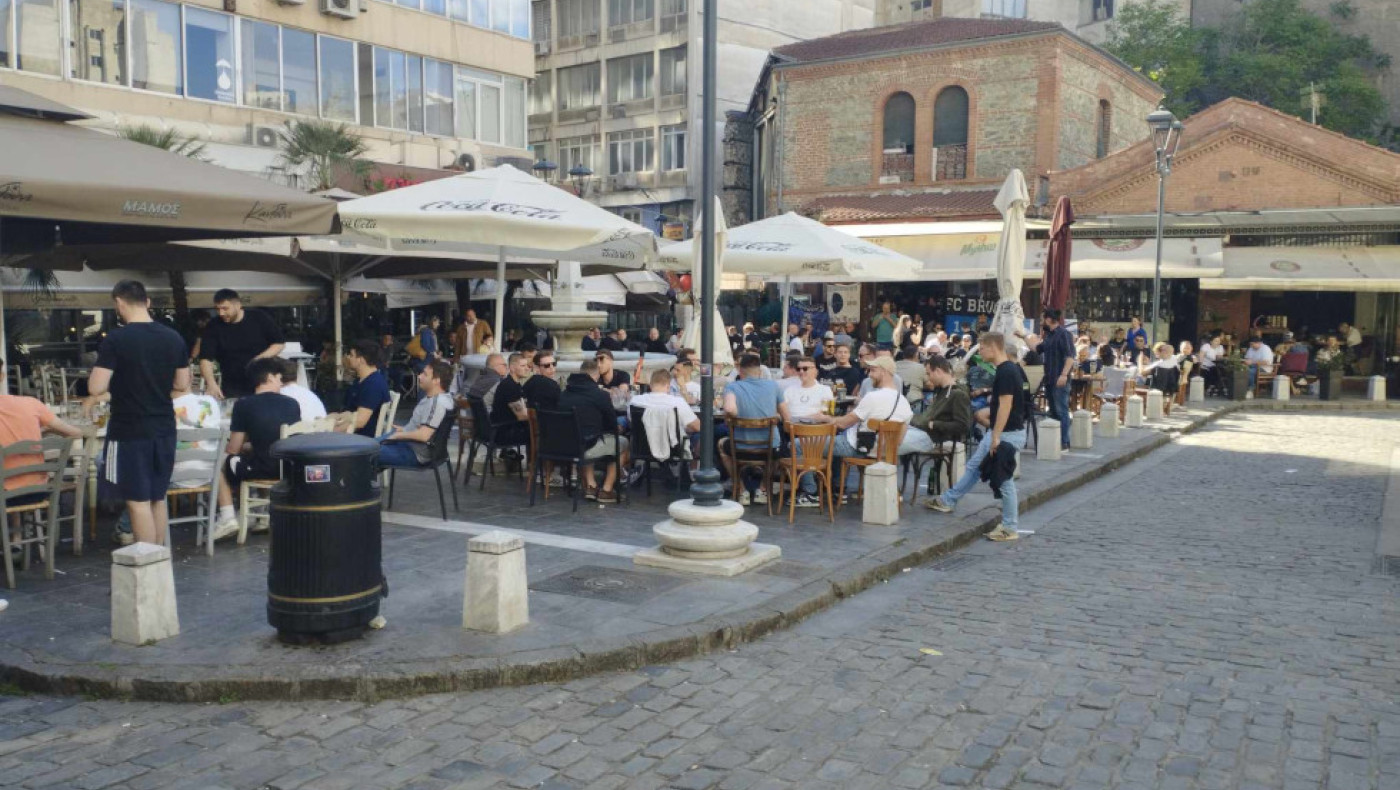 Με συνθήματα αλλά χωρίς προβλήματα η παρουσία των οπαδών της Μπριζ στα Λαδάδικα (vid)