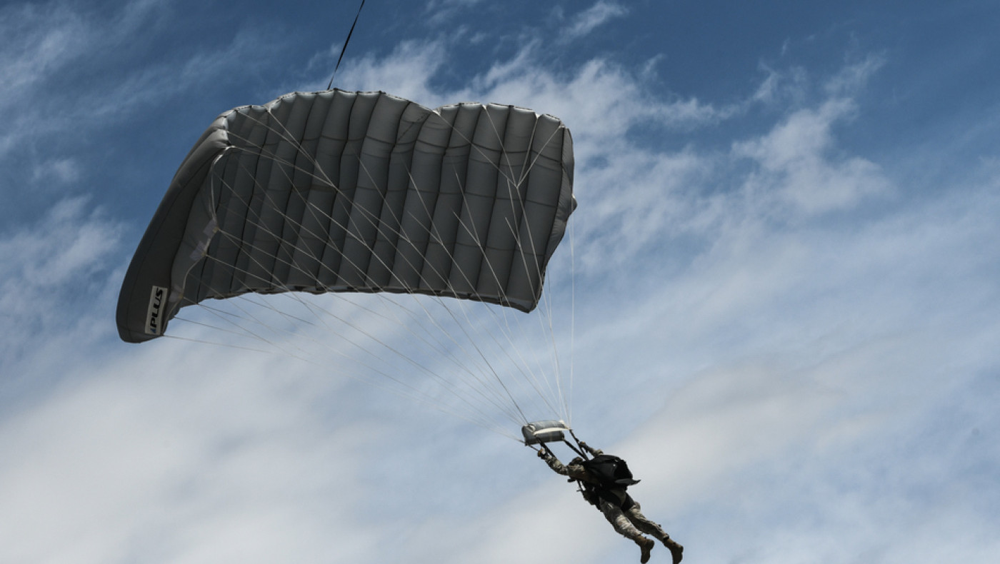 ΓΕΕΘΑ: Έλληνες και Πολωνοί αλεξιπτωτιστές πετούν πάνω από την Αθήνα