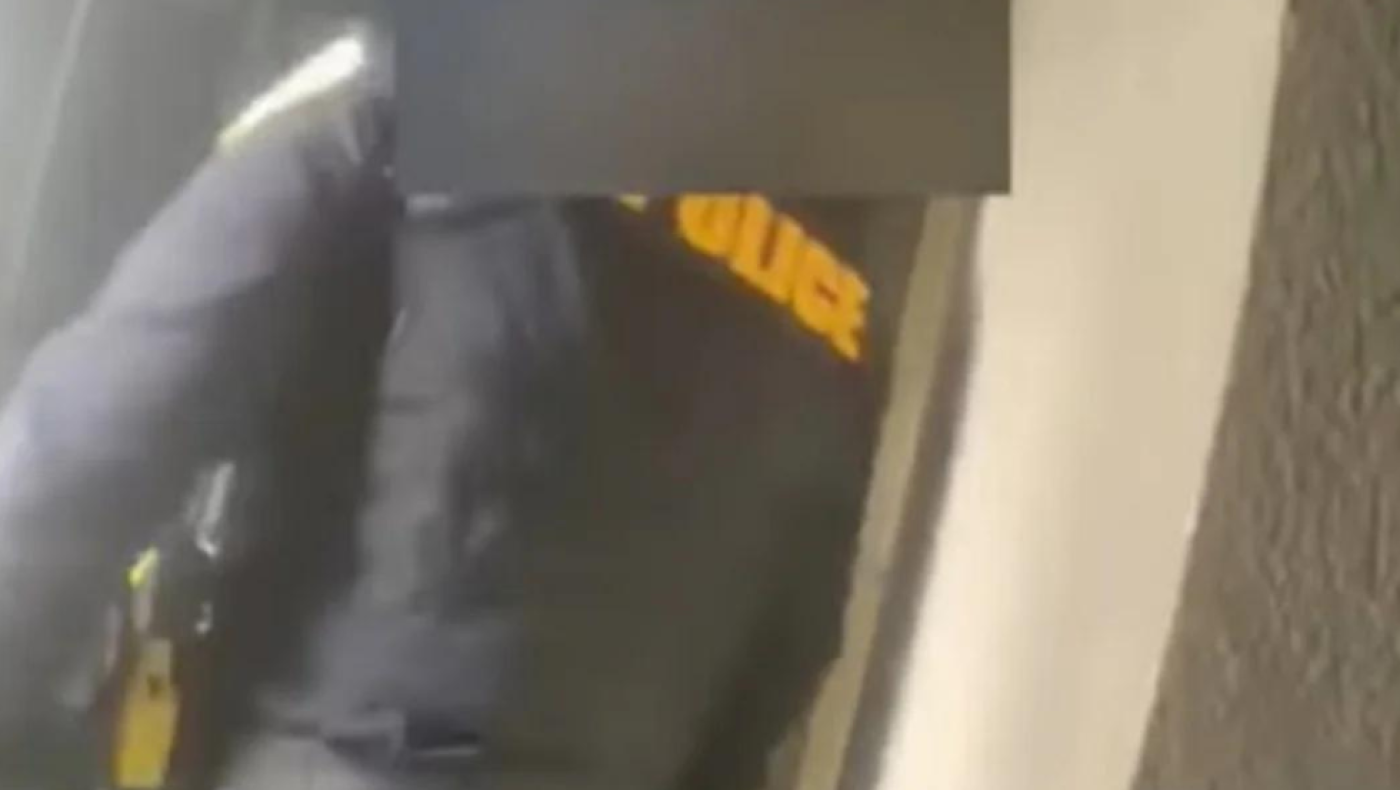 ΗΠΑ: «Κινηματογραφική» διάσωση από την αστυνομία - Κοριτσάκι είχε εγκλωβιστεί σε διαμέρισμα που είχε πάρει φωτιά (vid)