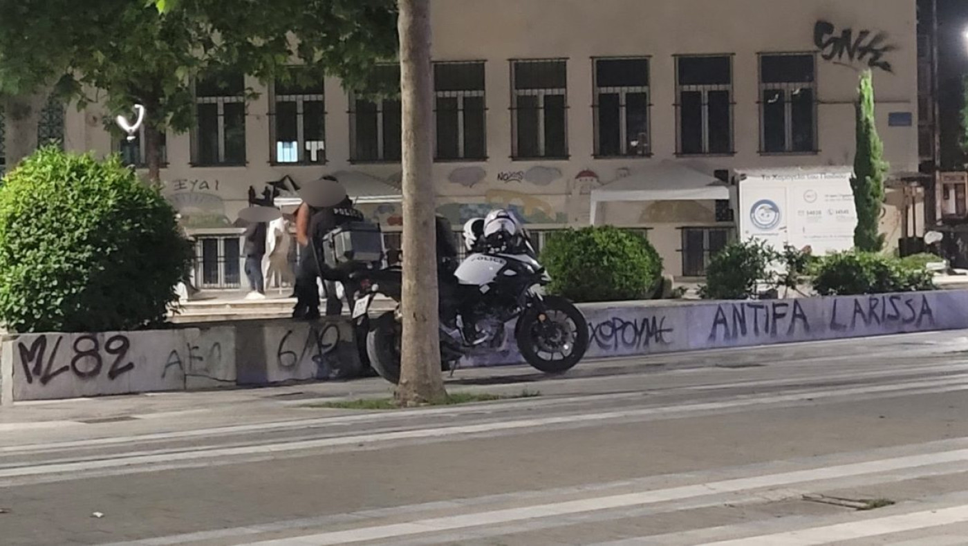 Λάρισα: 50χρονος έκανε... στριπτίζ σε κεντρική πλατεία