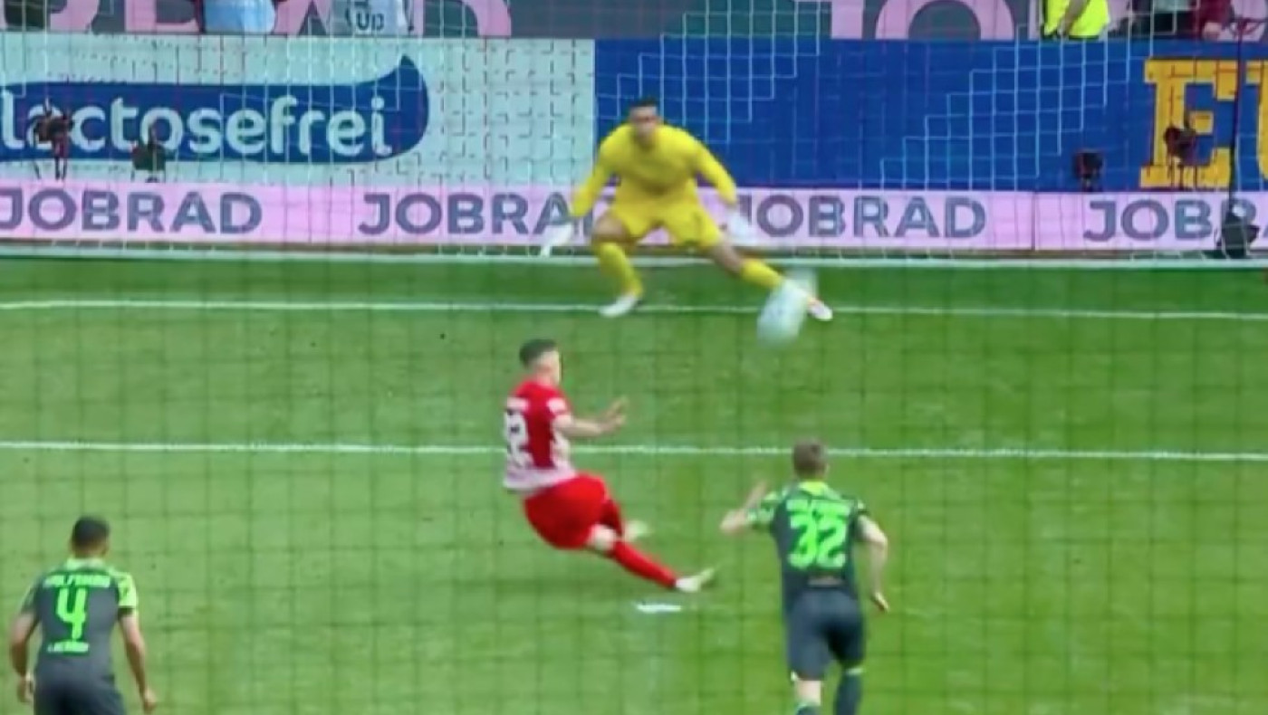 Επιθετικός της Φράιμπουργκ μιμήθηκε... Σαμάτα σε εκτέλεση πέναλτι!